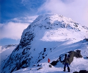 участок (10)
 С перевала Ферсмана хорошо просматривается проход по снегу между скальными островами на СЗ оконечность горы Юдычвумчорр