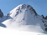 пик Изыскатель (4400 м)

— по центру ледово-снежного склона проходит короткий, но техничный маршрут - красивая ледово-снежная 3Б. По гребню справа - 3Б комбинированная, по гребню слева - 2Б.